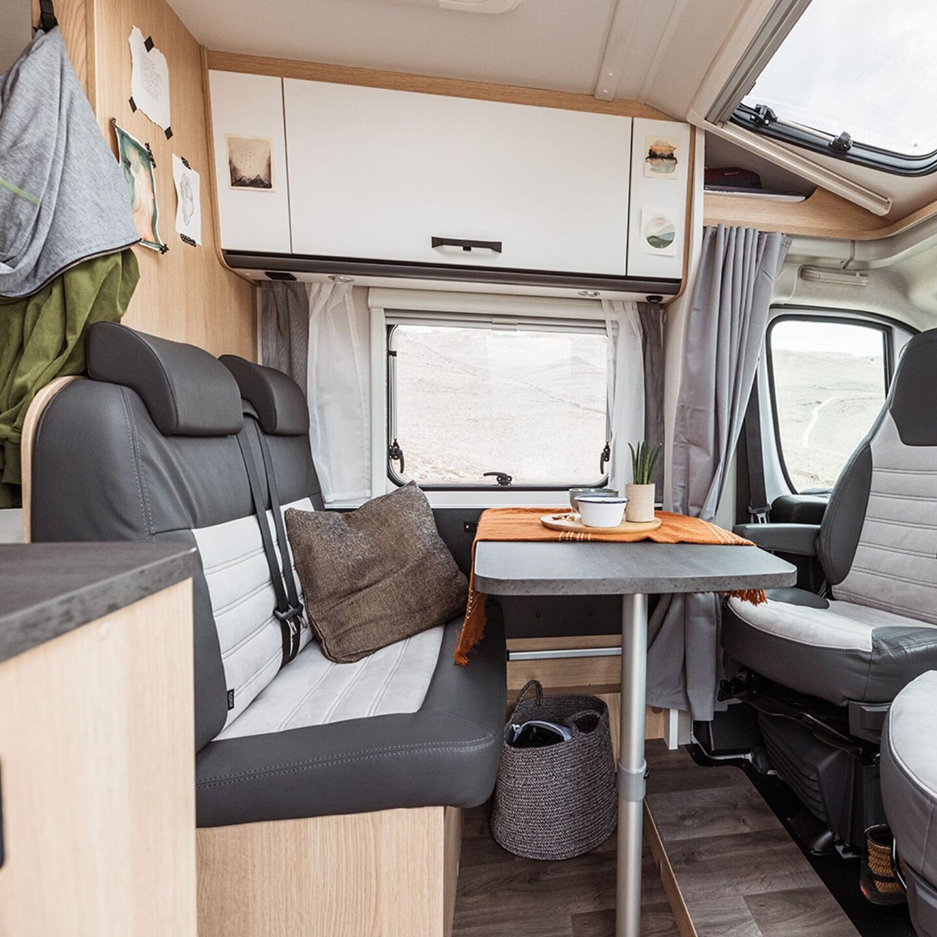 Die Sitzgruppe und das Fahrerhaus mit umgedrehten Sitzen eines Wohnmobils