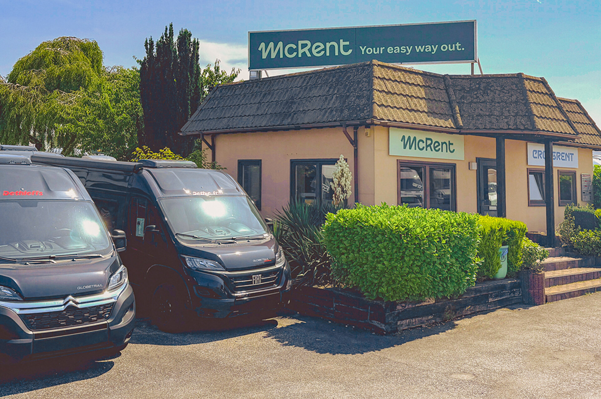 Mit der Vermietung von McRent starten Sie bequem und sorgenfrei in den Urlaub. Außenansicht einer Filiale von McRent.