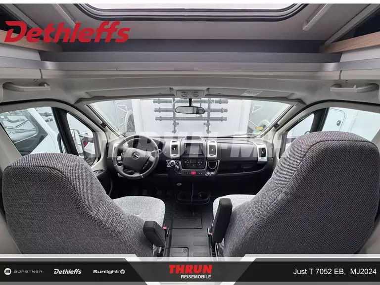 6_JustT7052EB_Fahrerhaus.45999743.jpg